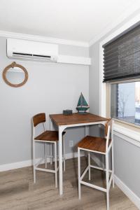 サンダスキーにあるDowntown Waterfront Escapeのテーブルと椅子2脚のあるダイニングルーム +10枚の写真