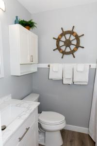 サンダスキーにあるDowntown Waterfront Escapeの白いバスルーム(トイレ付)が備わります。