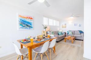 Χώρος καθιστικού στο Casuarina's 6, 33 Soldiers Point Rd - stunning waterfront unit