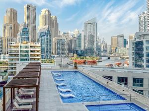 Πισίνα στο ή κοντά στο Luxury Condo with Full Marina view near beach