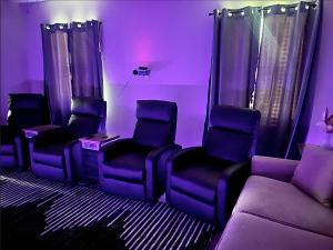 Gallery image of Queen Suite - Hot Tub - Home Theater - WiFi in Forest Park +9 photos