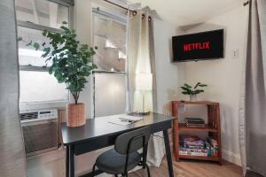 Μια τηλεόραση ή/και κέντρο ψυχαγωγίας στο Homey Studio Near Downtown Sac and American River