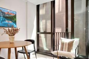 Un comedor con una mesa y una silla. en Stylish Stay on Courtenay - 1BR APT, en Wellington