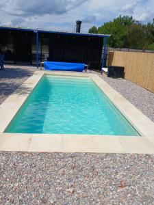 a small swimming pool with blue water at Utopía Hogar in Balneario Argentino