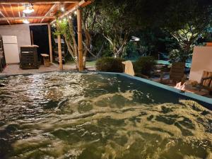 una grande piscina d'acqua in un cortile di Apricot Hotel a Quito