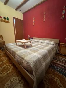 una camera da letto con un letto e un tavolo sopra di B&B DA Tony a 15 minuti da Malpensa a Magenta
