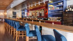 チャールストンにあるThe Esben comfy 1 bedroom close to everythingの青い椅子と長いカウンター付きのバー