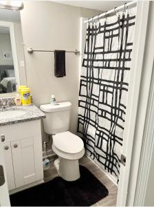 Ảnh trong thư viện ảnh của Queen Suite - Private Bath - Hot Tub - Home Theater ở Forest Park