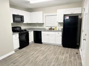 Ảnh trong thư viện ảnh của Queen Suite - Private Bath - Hot Tub - Home Theater ở Forest Park