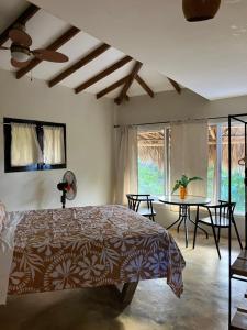 Ruang duduk di Yes Papa! Rooms only 100m from the beach!