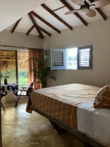 Katil atau katil-katil dalam bilik di Yes Papa! Rooms only 100m from the beach!