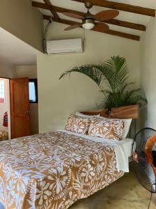 Katil atau katil-katil dalam bilik di Yes Papa! Rooms only 100m from the beach!
