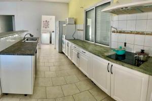 Η κουζίνα ή μικρή κουζίνα στο Tropical Beach Penthouse 3 Bedroom Mullet Bay Sint Maarten +34 φωτογραφίες