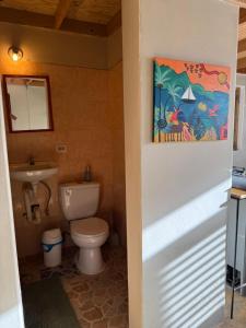 Bilik mandi di Yes Papa! Rooms only 100m from the beach!