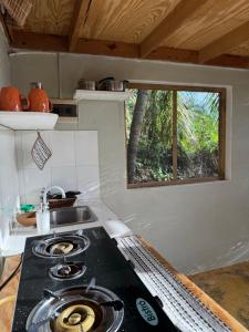 Dapur atau dapur kecil di Yes Papa! Rooms only 100m from the beach!