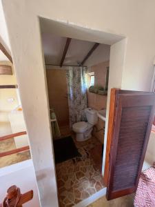 une salle de bain avec toilettes et lavabo dans l'établissement Yes Papa! Rooms only 100m from the beach!, à Las Galeras