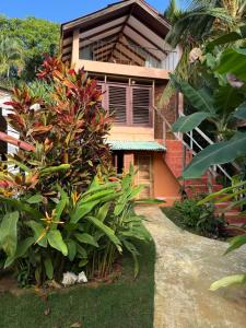 Taman di luar Yes Papa! Rooms only 100m from the beach!