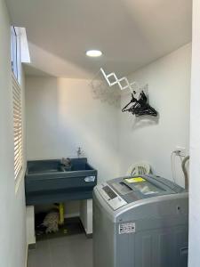 a bathroom with a sink and a trash can at Moderno y acogedor apartamento en Yopal in Yopal