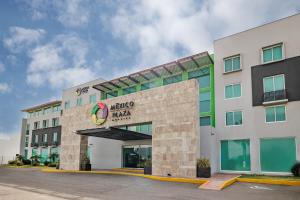 a hotel with a sign on the front of a building at Hotel México Plaza Silao Aeropuerto in Silao