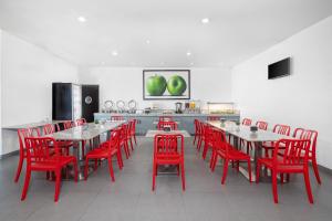 a dining room with red chairs and tables at Hotel México Plaza Silao Aeropuerto in Silao