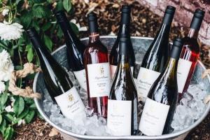 Un mucchio di bottiglie di vino in un secchio. di Beautiful garden cottage in Bowral a Bowral