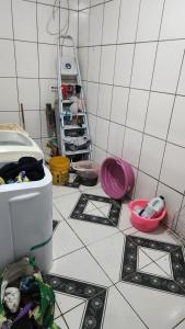 a bathroom with a tiled floor with a toilet at Apartamento esperanza in Barueri
