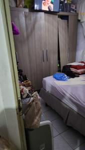 a room with two beds and wooden cabinets at Apartamento esperanza in Barueri