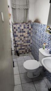 a bathroom with a toilet and a sink at Apartamento esperanza in Barueri