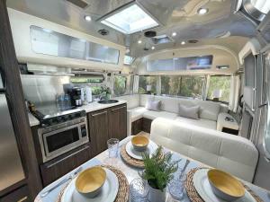 Η κουζίνα ή μικρή κουζίνα στο Cozy & Fun Airstream Camper Near Downtown & Beach
