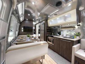 Η κουζίνα ή μικρή κουζίνα στο Cozy & Fun Airstream Camper Near Downtown & Beach