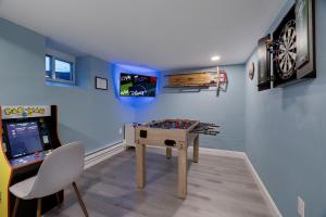 TV a/nebo společenská místnost v ubytování Lakeview! - Close to Skiing - Includes Firepit & Game Room!