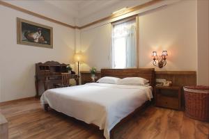 Un pat sau paturi într-o cameră la Gulangyu Baiju Monet Garden Coffee Music Villa