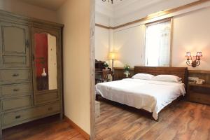 Un pat sau paturi într-o cameră la Gulangyu Baiju Monet Garden Coffee Music Villa