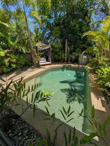 Bazén v ubytování The Villas Palm Cove nebo v jeho okolí
