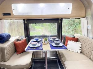Posezení v ubytování Limited Edition Airstream Midway Downtown & Beach + 26 fotografií
