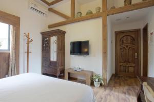 Un pat sau paturi într-o cameră la Gulangyu Baiju Monet Garden Coffee Music Villa