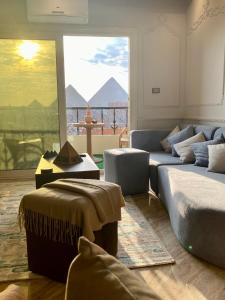 Χώρος καθιστικού στο ZLATO Pyramids View Tours & Apartments