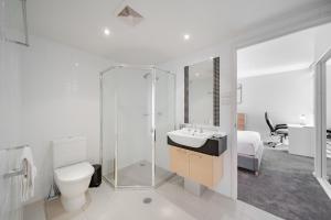 キャンベラにあるStylish 1-Bed Flat with Pool BBQ & Sauna Accessのバスルーム(洗面台、シャワー付) +14枚の写真