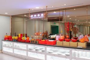 沈阳沈阳JEN酒店-香格里拉集团的一间储存着许多不同颜色的碗的商店