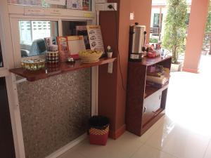 una cucina con bancone e frigorifero di P and P Place a Kanchanaburi