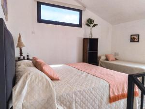 a bedroom with a bed and a window on the wall at Glak Apart Urdinarrain in Urdinarrain +26 photos