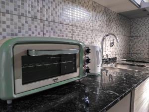 a toaster oven sitting on a counter in a kitchen at Glak Apart Urdinarrain in Urdinarrain