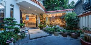 a house with a lot of plants in a courtyard at 客谈民宿Ketan Exquisite Guesthouse in Xiamen