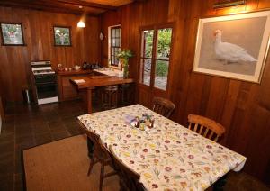 eine Küche mit einem Tisch und einem Hühnchen drauf in der Unterkunft Hermitage Cottage in Kurrajong