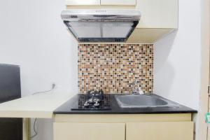 Η κουζίνα ή μικρή κουζίνα στο Good and Warm Studio at 19 Avenue Apartment By Travelio
