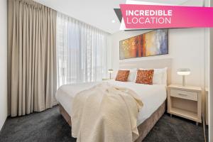 New Heights on North Terrace - 2BR CBD Views Pool房間的床