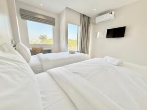 Ліжко або ліжка в номері โรงแรมแรบบิท Rabbit Hotel Nangrong