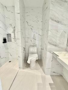 Ванна кімната в โรงแรมแรบบิท Rabbit Hotel Nangrong