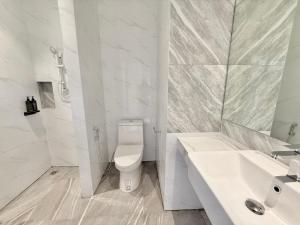 Ванна кімната в โรงแรมแรบบิท Rabbit Hotel Nangrong
