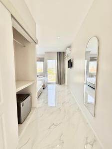 Ліжко або ліжка в номері โรงแรมแรบบิท Rabbit Hotel Nangrong